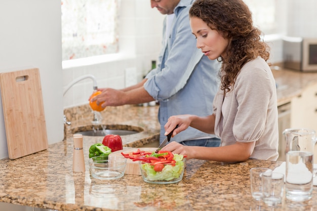 Foto bell'uomo che cucina con la sua ragazza