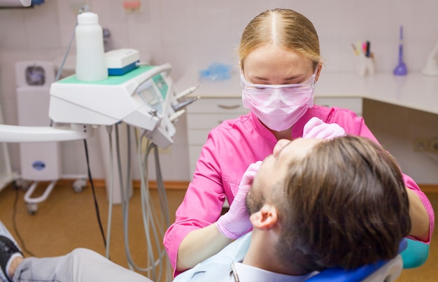 Uomo bello all'ufficio del dentista.