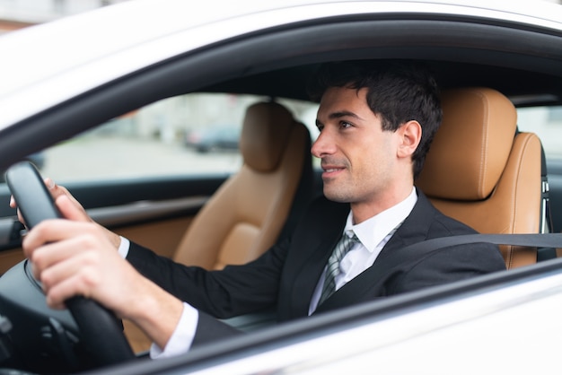 彼の車を運転するハンサムな男