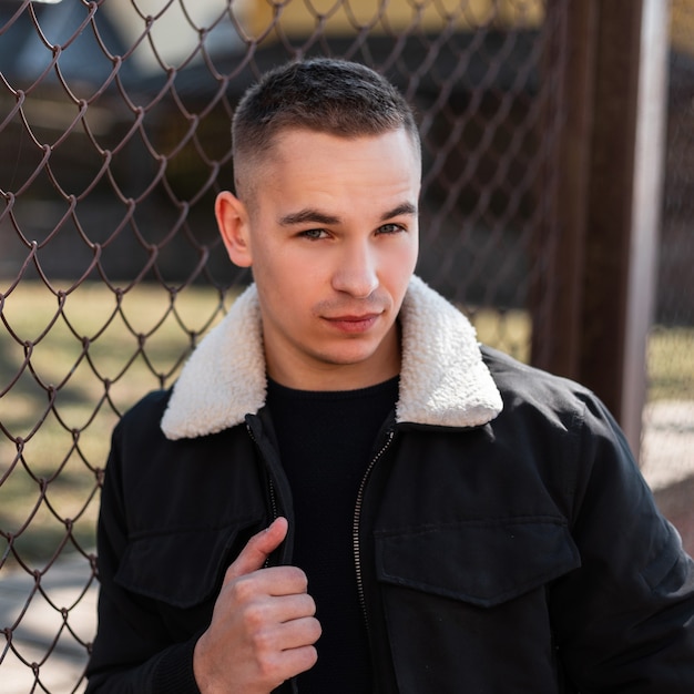 Photo handsome man in fashion black clothes on the street