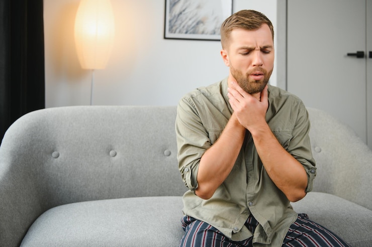Photo handsome man having a sore throat at his home