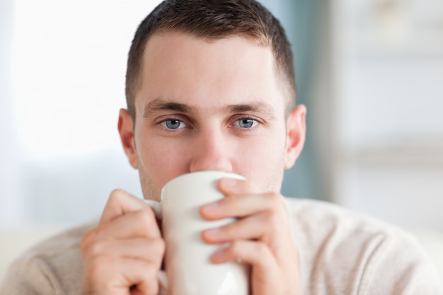 茶を飲むハンサムな男