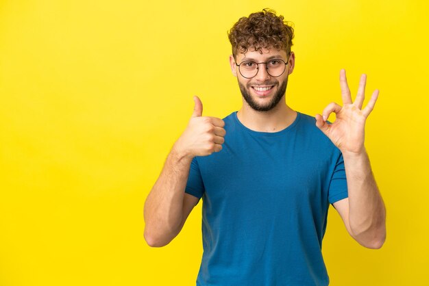 熱い一杯のコーヒーを持っているハンサムな男