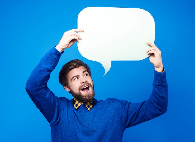 Photo handsome man holding speech bubble