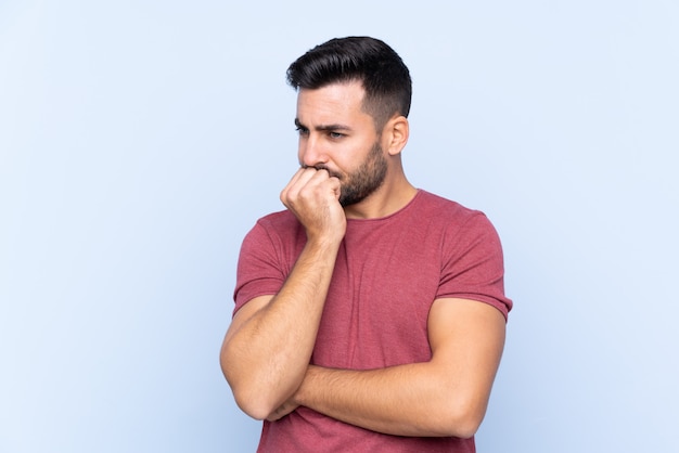 Uomo bello sopra l'azzurro isolato