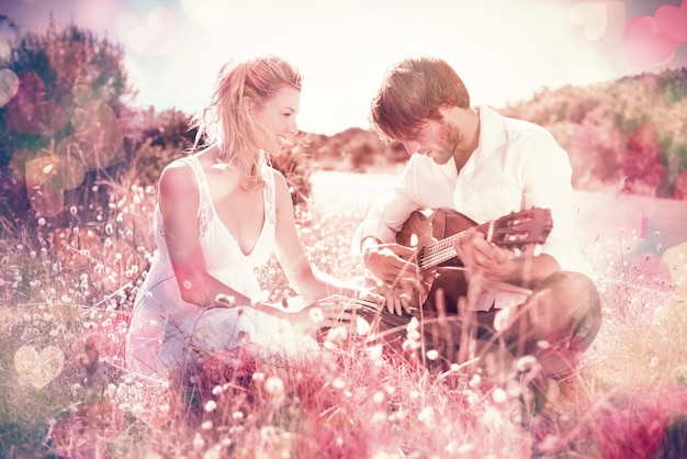 Foto bell'uomo che fa una serenata alla sua ragazza con la chitarra in una giornata di sole