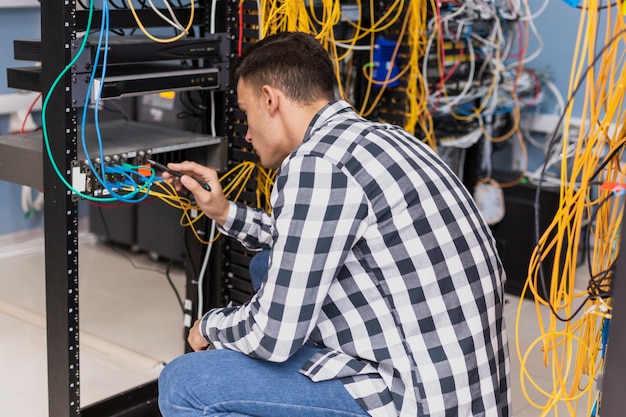 Photo handsome man in server room