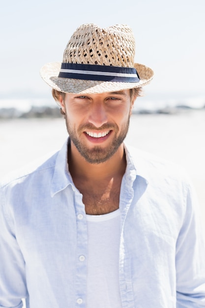 Foto uomo bello che sorride alla macchina fotografica sul lungomare