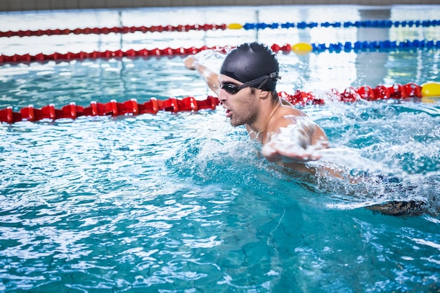 Bell'uomo nuotare in piscina