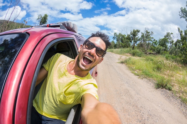 Photo handsome man take a selfie in a car at roadtrip