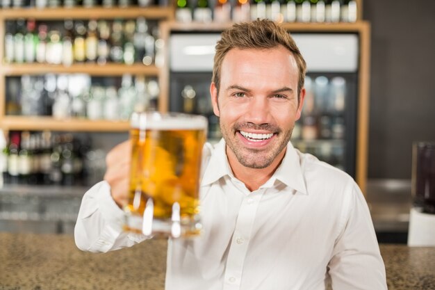 ハンサムな男が乾杯