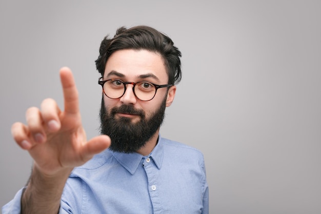 Foto uomo bello che tocca l'aria