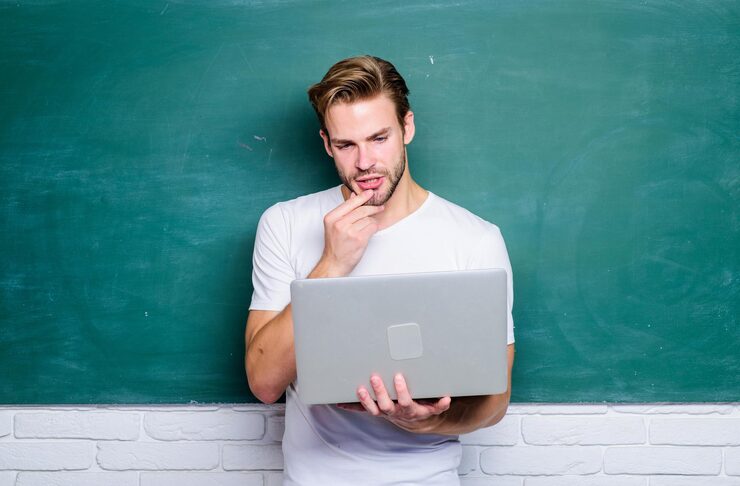 Photo handsome man use modern technology digital technology apply online course for programmers programming web development student learn programming language school teacher programming with laptop