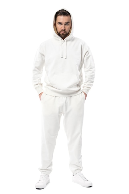Uomo bello che indossa una felpa con cappuccio bianca vuota e pantaloni isolati su sfondo bianco