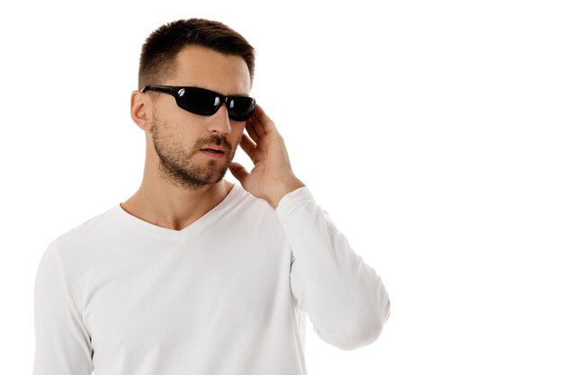 Photo handsome man wearing sunglasses