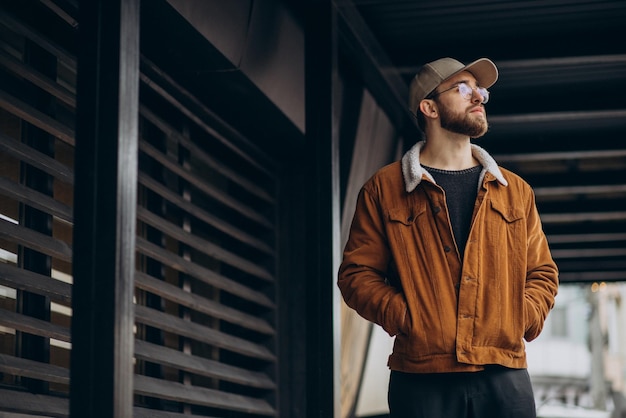 Photo handsome man in winter jacket posing in the street