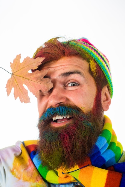 Foto bell'uomo con la barba uomo barbuto tiene vestiti autunnali in foglia d'oro per uomini vestiti autunnali colore