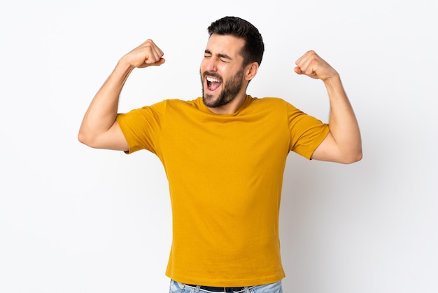 Bell'uomo con la barba che fa un gesto forte