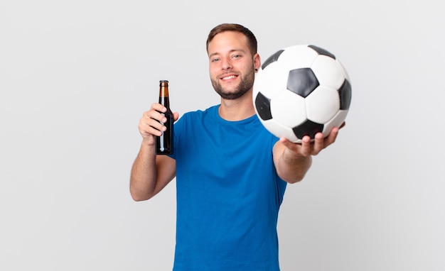 ビールとサッカーボールのハンサムな男