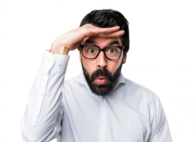 Photo handsome man with glasses showing something