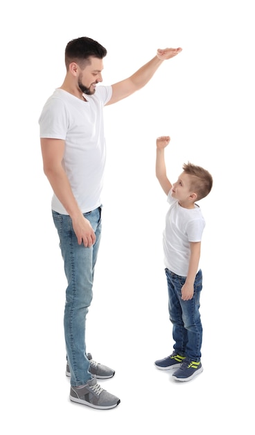 Photo handsome man with his son on white surface