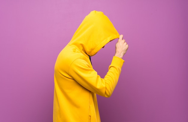 Photo handsome man with yellow sweatshirt