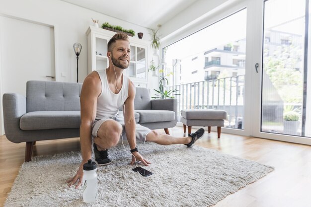 Photo handsome man working out at home