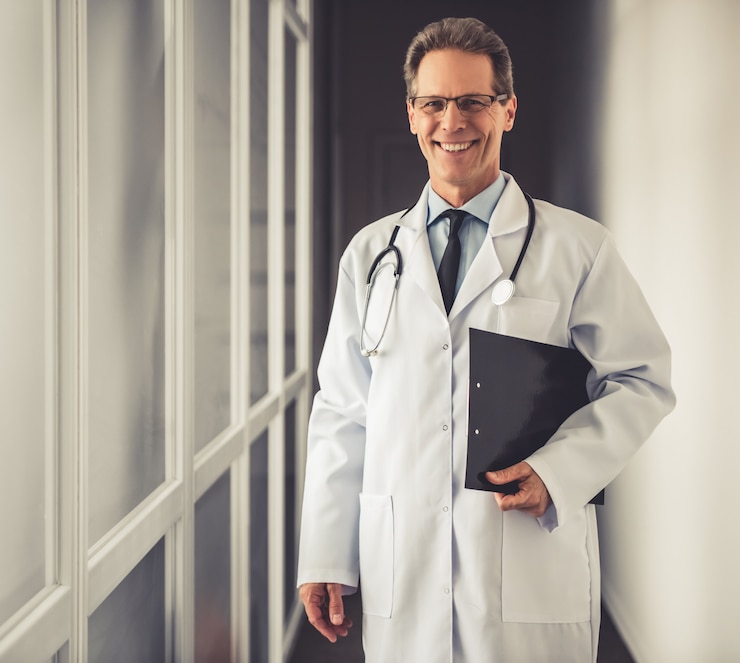 Photo handsome mature doctor