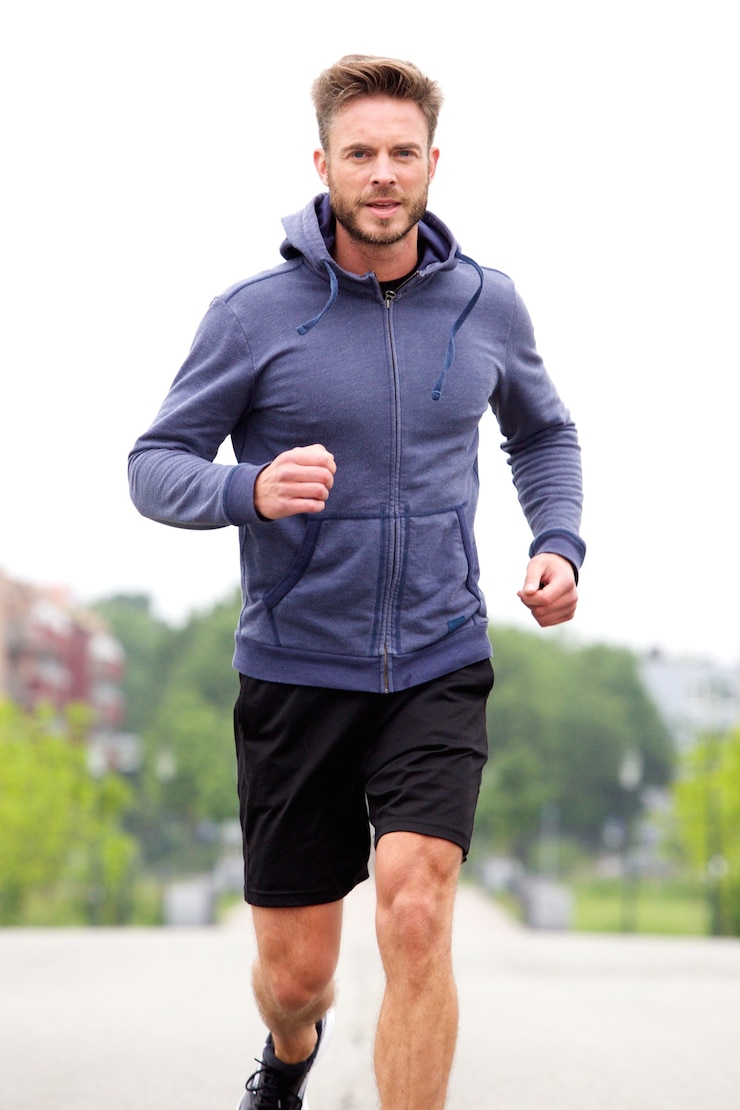 Photo handsome middle age jogger outside