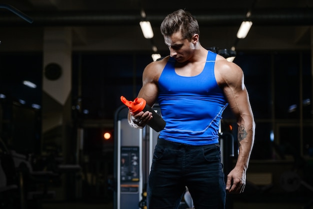 Photo handsome model young man workout in gym