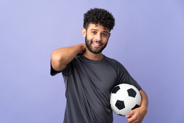 Bel giovane calciatore marocchino uomo isolato