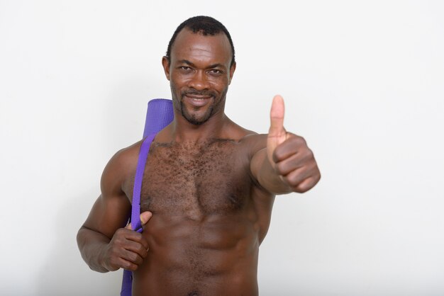 Photo handsome muscular bearded african man shirtless against white wall