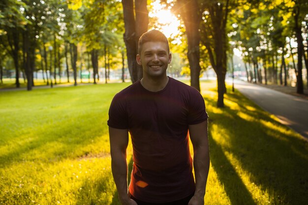 Handsome muscular smiling man photo portrait. lifestyle of active and self-confident people. walk in the park