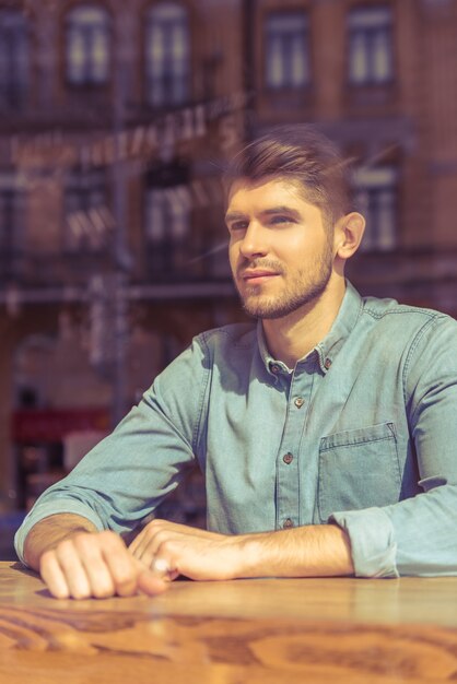 Photo handsome pensive young businessman looking away.