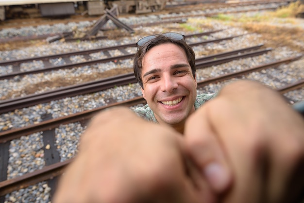 Photo handsome persian tourist man at the railway station in bangkok