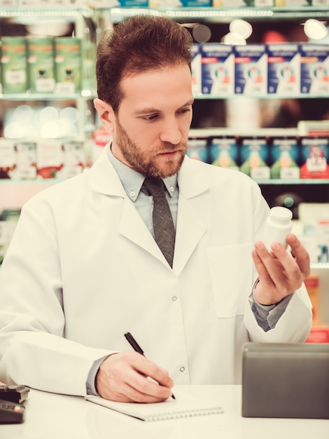 Foto bel farmacista al lavoro