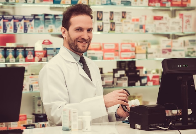 Foto bel farmacista al lavoro