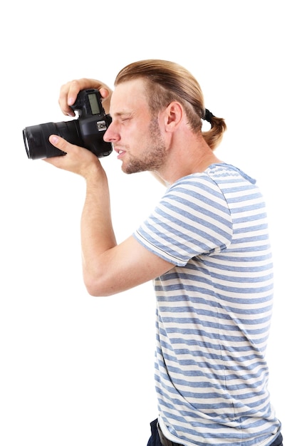 Fotografo bello con la macchina fotografica isolata su bianco