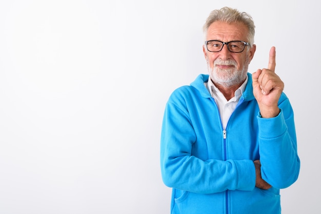 Bello, anziano, uomo barbuto, dito puntato, su, pronto, per, palestra, su, bianco