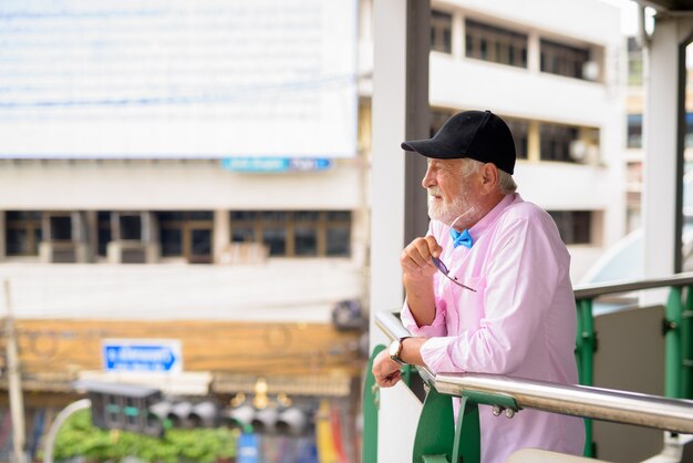 タイ、バンコクの街を探索するハンサムなシニア観光男