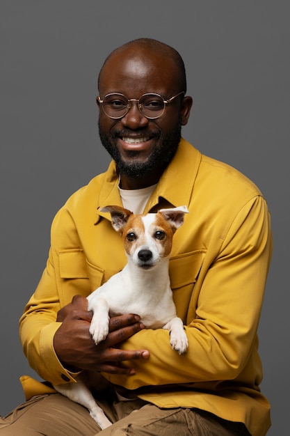 Foto uomo bello e sensibile con il cane