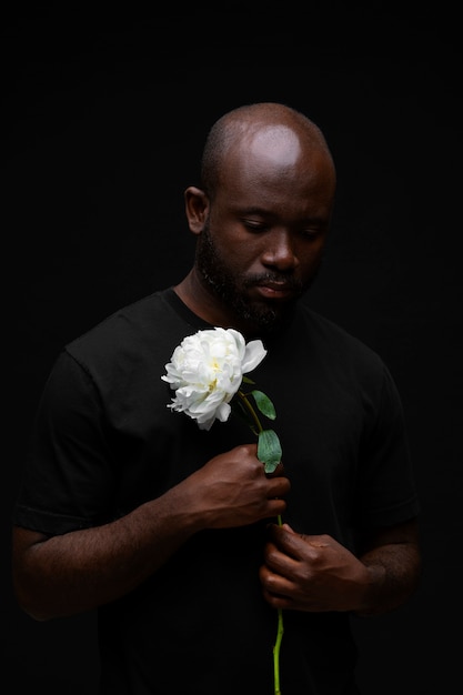 Photo handsome and sensitive man with flower