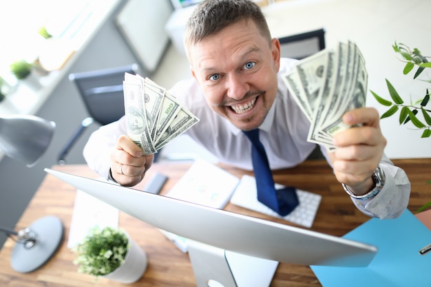 Foto tenuta sorridente caucasica adulta sorridente dell'uomo d'affari bello