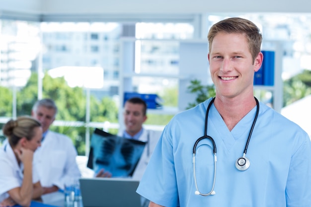 Photo handsome smiling doctor looking at camera