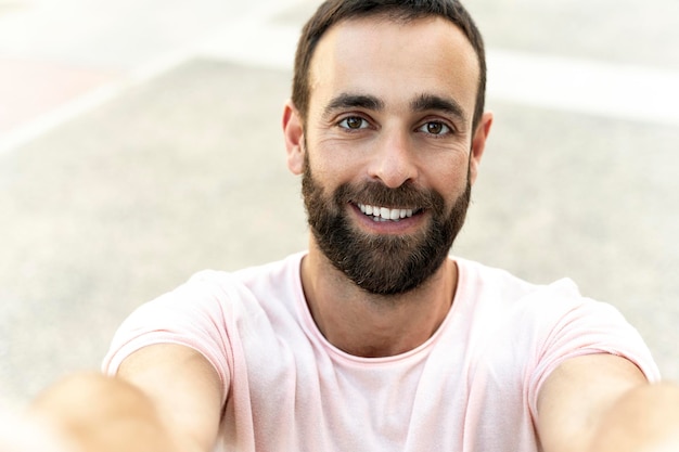 Turista sorridente bello dell'uomo che prende selfie sulla strada. vacanza, concetto di viaggio