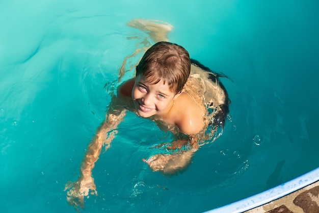 Bel nuotatore sorridente in piscina