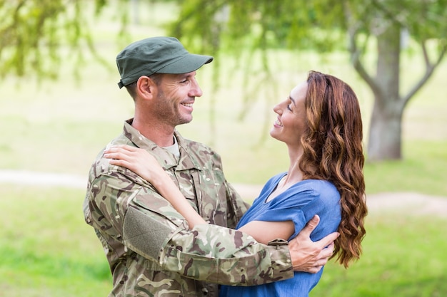 写真 パートナーと再会したハンサムな兵士