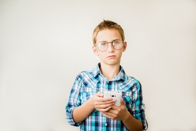 Фото Красивый мальчик-подросток в очках с телефоном
