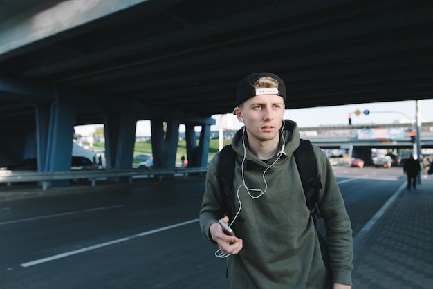 Photo handsome urban boy listening to music