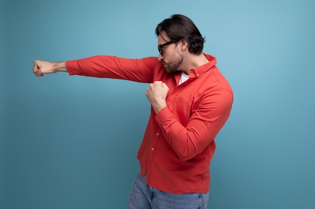 Foto un bell'uomo brunetto di un anno con i capelli splendidi mostra la sua forza.